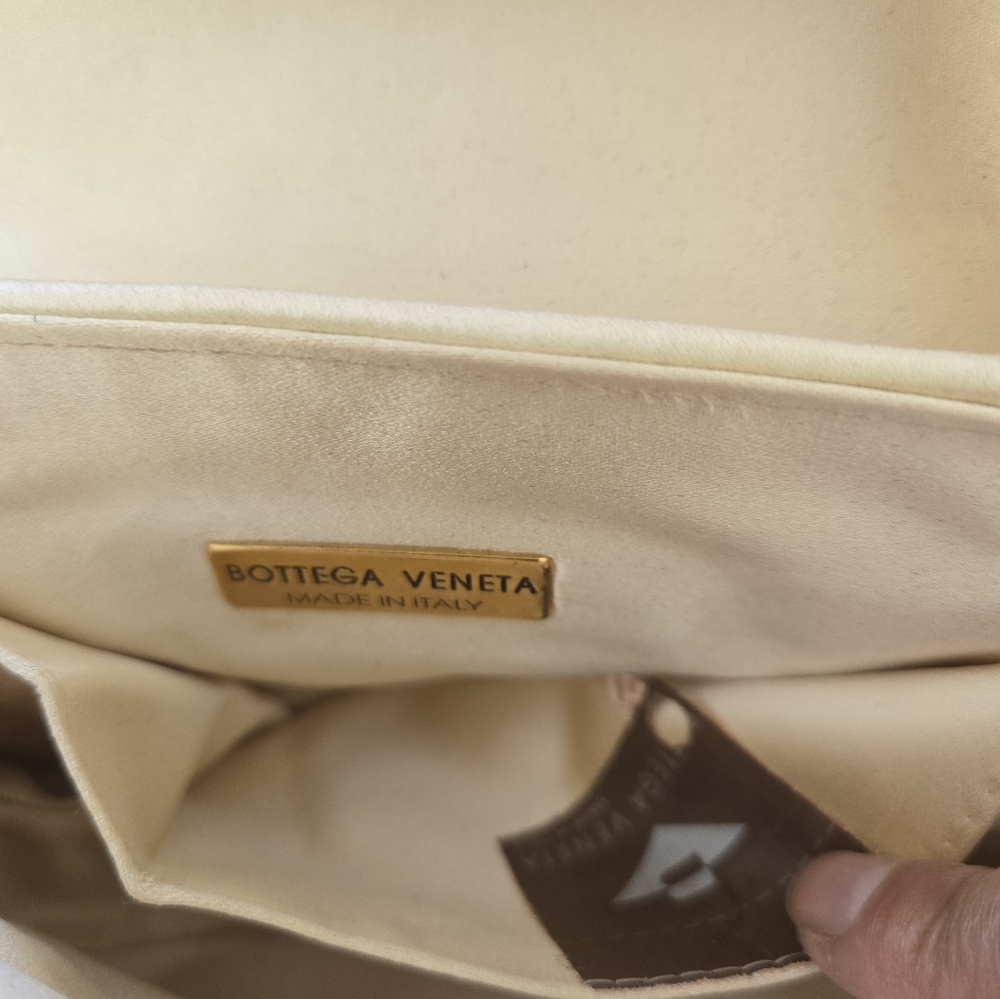 Bottega Veneta Cream Shoulder Bag - Picture 5 of 8